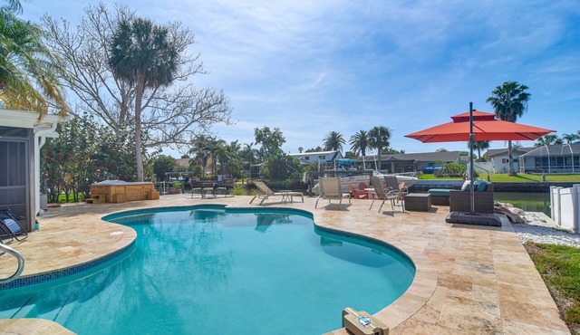 10 Mi to Dtwn: Waterfront Home in Tampa w/Hot Tub