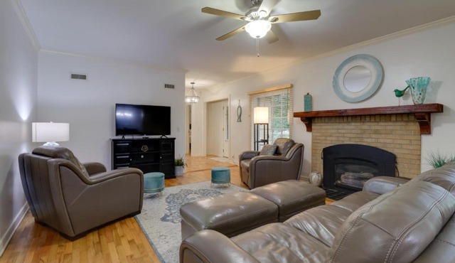 10 Mi to Grand Lake Home with Game Room in Jay!