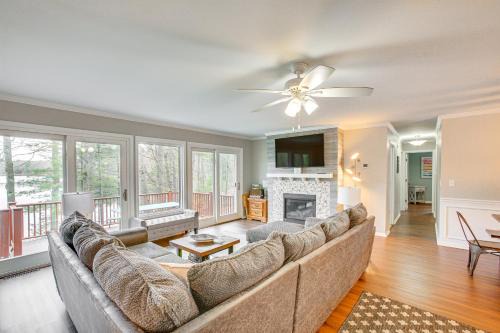 10 Mi to Horse Show: Spacious Home w/Lake View