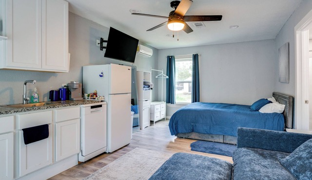 10 Mi to Lake Conroe: Couple’s Retreat w/Porch!