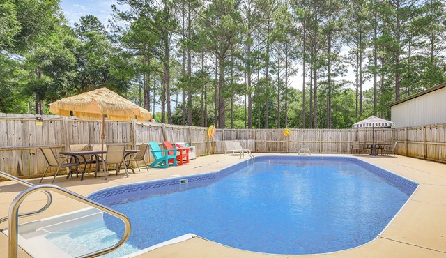 10 Mi to Mobile Bay: Family Apt in Silverhill!