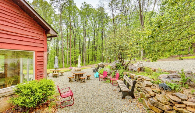 10 Mi to Mtn Resort: Normalville Cabin w/Balcony!