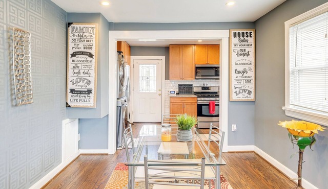 10 Mi to National Mall: District Heights Home