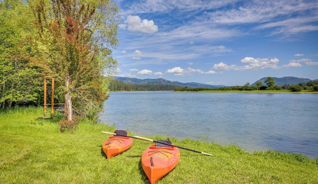 ~ 10 Mi to Newport: Pend Oreille Riverfront Cabin
