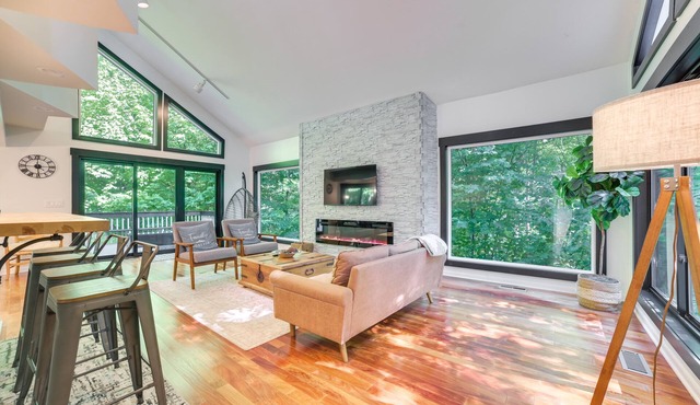 10 Mi to Nub’s Nob: Modern Retreat w/Fire Pit