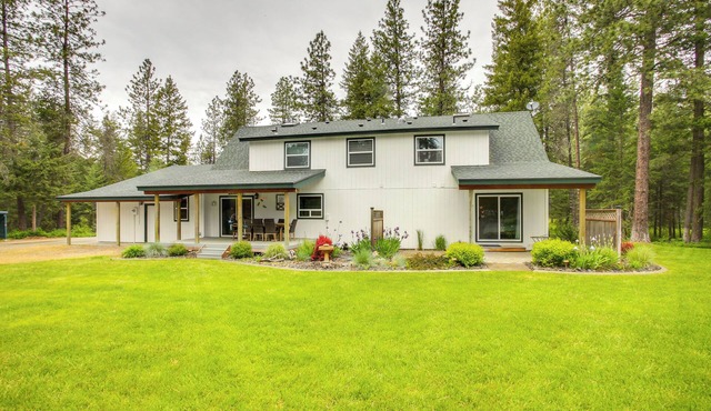 10 Mi to Silverwood: Secluded Getaway!