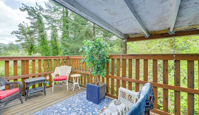 10 Mi to South Beach & Newport: Home w/Deck!