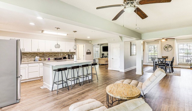 10 Mi to St Simons Island: Home w/Screened Porch