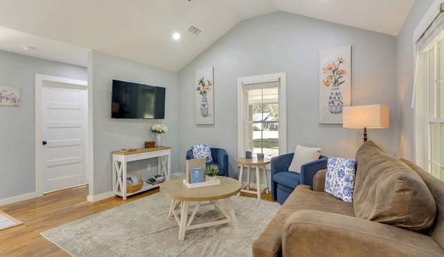 10 Mi to Tennessee River: Blue Willow-themed Home