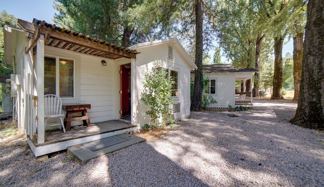 10 Mi to Twin Pine Casino: Peaceful Cabin Getaway