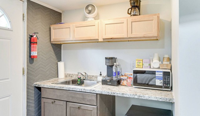 10 Mi to Washington: Wheaton Studio Suite