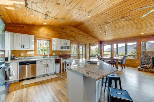10 Mi to Waynesville Cabin with Hot Tub and Mtn Views