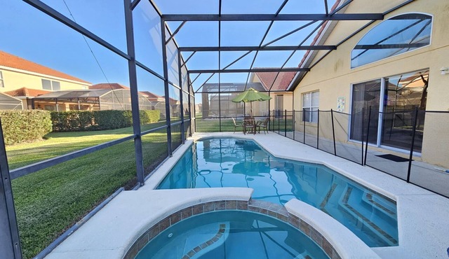 10 miles to Disney World, private pool and spa, guarded and gated community, washer and dryer