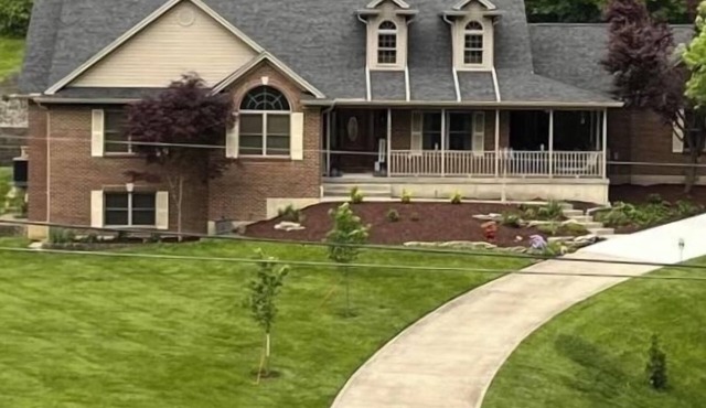 10 miles to Perfect North Ski Slopes! Sleeps 7+ air mattresses- up to 10