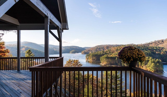 10-min. drive to Cashiers. Scenic lake and mountain range vistas.