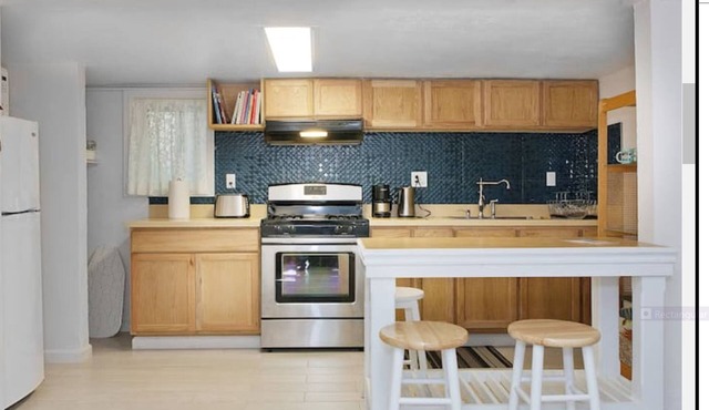 10 min drive to hip Valencia/Mission, buses and 2 freeways within a few blocks