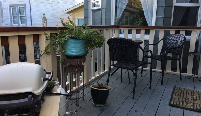 10 min drive to hip Valencia/Mission, buses and 2 freeways within a few blocks