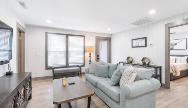 10 min from Broadway/Airport!