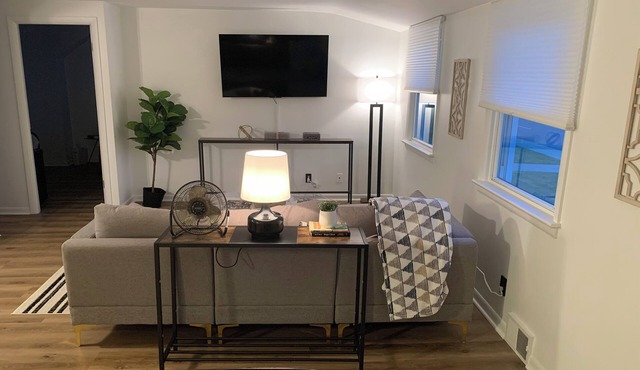 10 min from Clev Clinic 1 bedroom, full bath in S. Euclid upper level of duplex