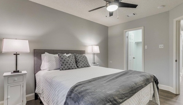 10 min from DFW Airport in Grapevine! 30+ Day Stays