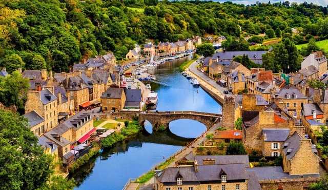 10 min from Dinan, large renovated house with garden, 4 bedrooms, 3 bathrooms