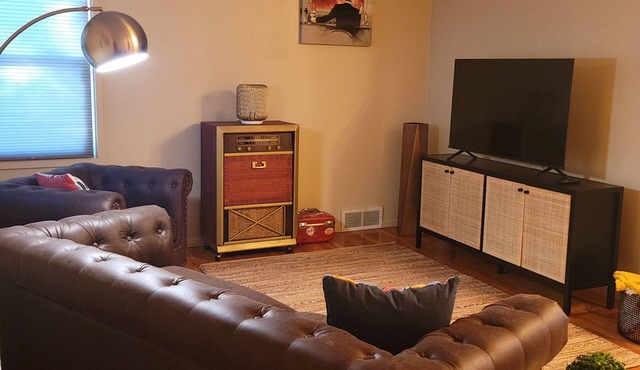 10 min from Downtown Lincoln! Attractive & Modern. Lots of space & toddler trim.