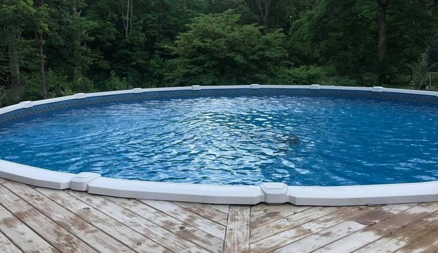 10 min from IU. Feel at home at Bexy Retreat. Pool, Decks, Small Pet Friendly!