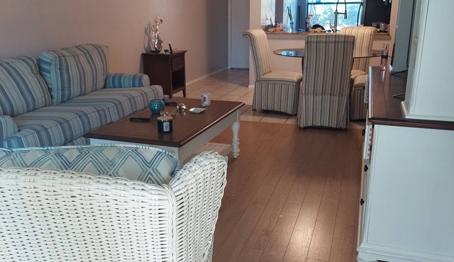 10 min from MCO, airport, 15 min to Disney! Enjoy golf, pickleball, gated condo