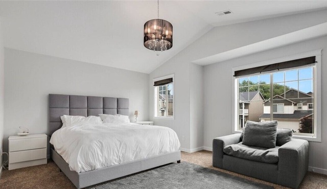 10 min. from PDX Airport rooms and workspace available in nice home