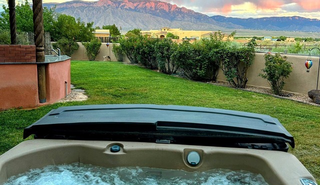 10 Min To Albuquerque Balloon Park ~ Corrales Oasis ~ Hot Tub ~ Amazing Views!