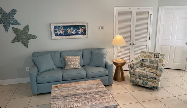 < 10 min. to beach, trails & The WHARF! (dog friendly)