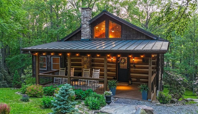 10 min to Blowing Rock | Hot Tub | Dogs OK + MORE