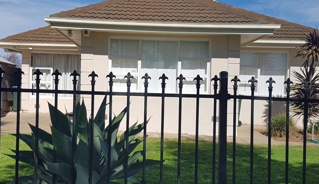 10 min to CBD 1950s retro home