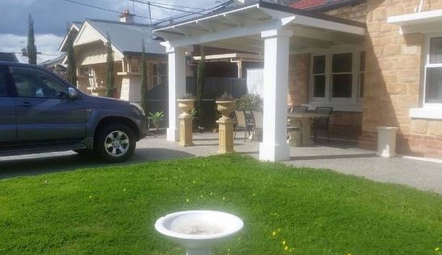 10 min to CBD passing Adelaide Oval CBD. This is a Gentlemans bungalow