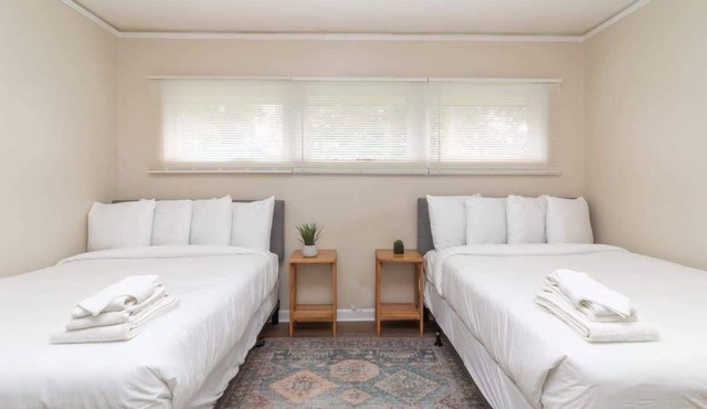 10 Min to Downtown, Close to Dining-Boxwood Beauty