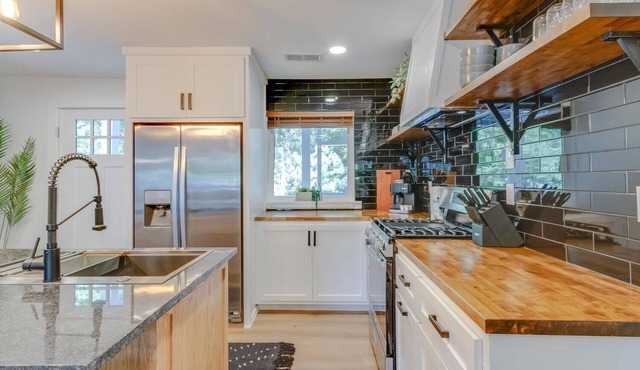 10 Min to Downtown- Large Patio- Basketball Game