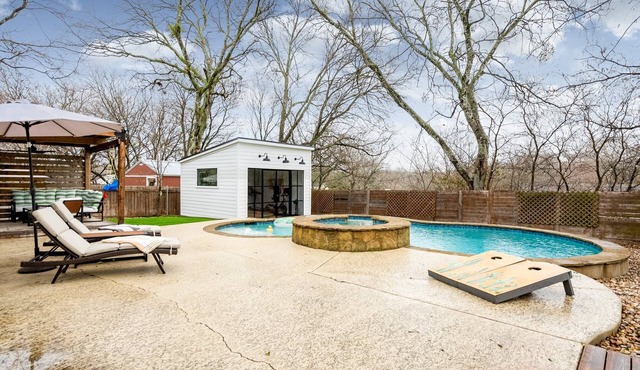 10 Min to Downtown~Luxury Home w/Pool, Outdoor TV