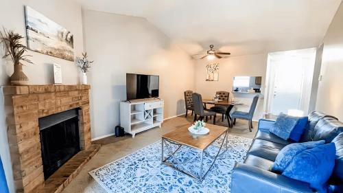 10 Min to Downtown - Pet-friendly, TV with Parking