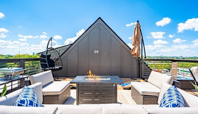 10 Min to DT - Rooftop Garage Firepit W D