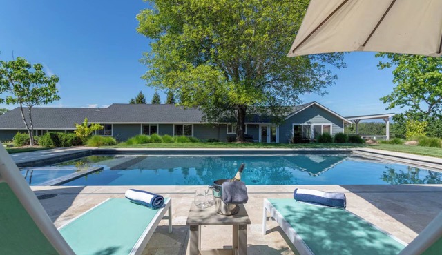 10 min to Healdsburg - Modern Farmhouse with Pool, Spa & Views