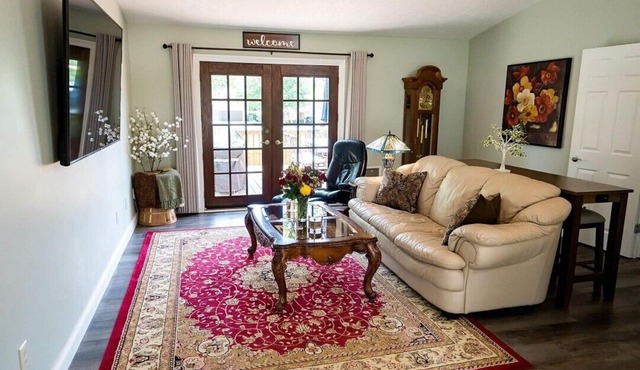 10 Min to IU Stadium Car & Boat Parking Large Fenced Yard Dog Friendly!