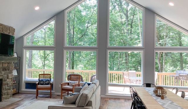 10 min to Jim Thorpe -Private, new cabin with pond 4 Bedroom, 3 bath, sleeps 10