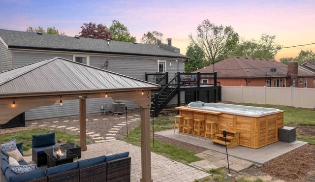 10 Min to Louisville, Huge Hot Tub, Awesome Backyard