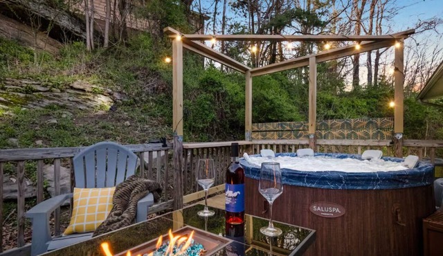 10 min to NRG Park with Private Deck, Movie Nights & Fire Pit