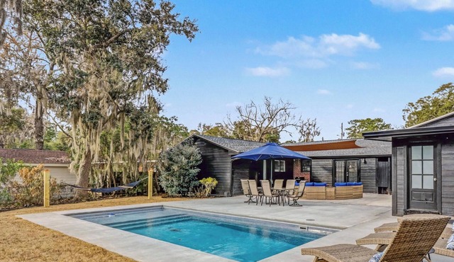 10 min to Parris Island - Pet friendly Retreat w/Yard & 1-1 Guest House