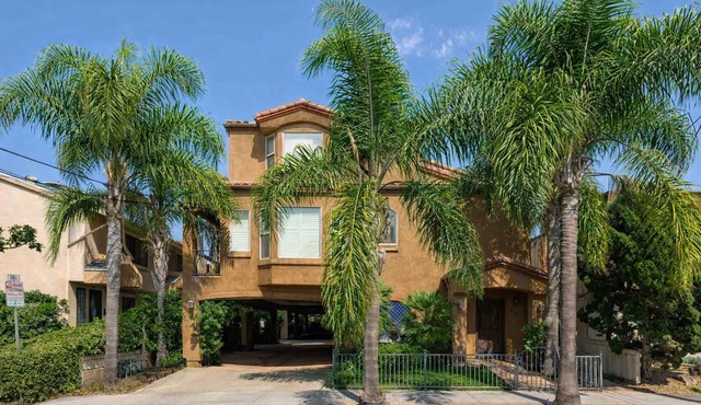 10 Min to the Zoo and Beach! | Tropical Townhome