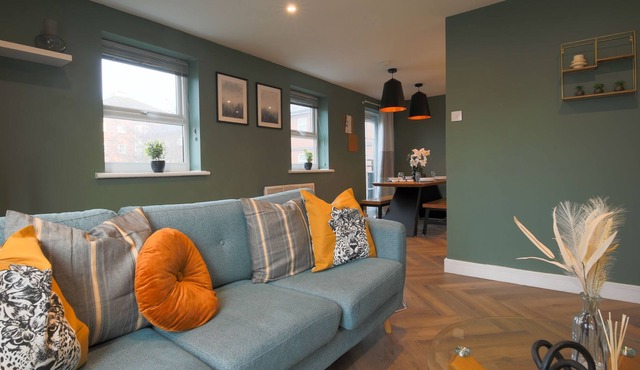 10 min walk to City Centre 2 Bed Flat with Parking