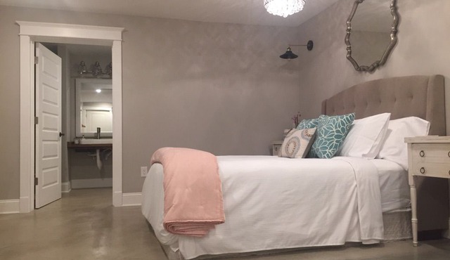 10 min walk to downtown Napa. Studio apt. King bed 1 bath in Victorian home.