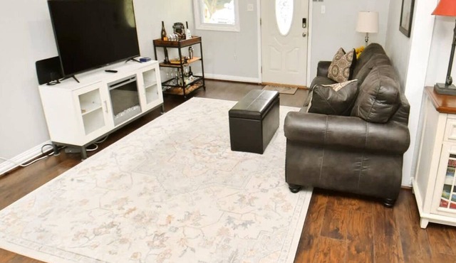 10 min walk to ND Stadium! (1820)