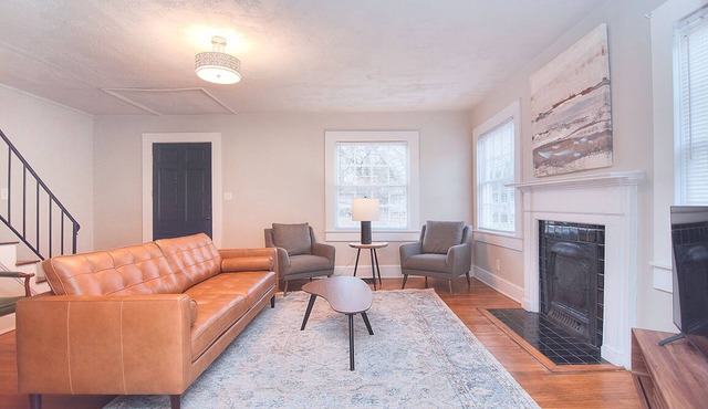 10 min Walk to Uptown Shelby, Historic, parking!